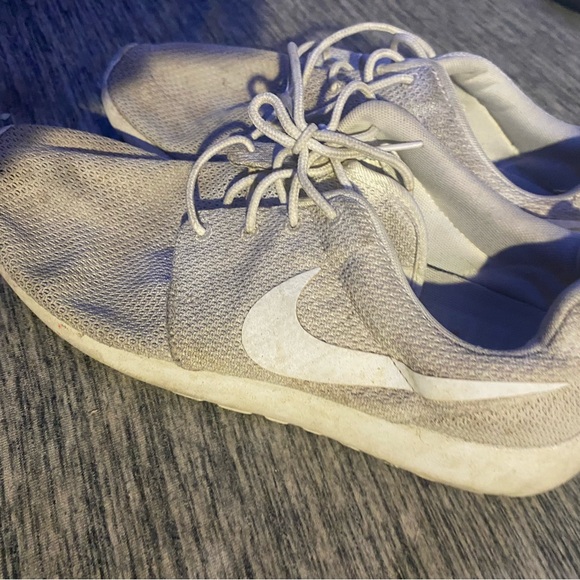 size 9.5 nike running shoes that just need to be cleaned - Picture 5 of 5